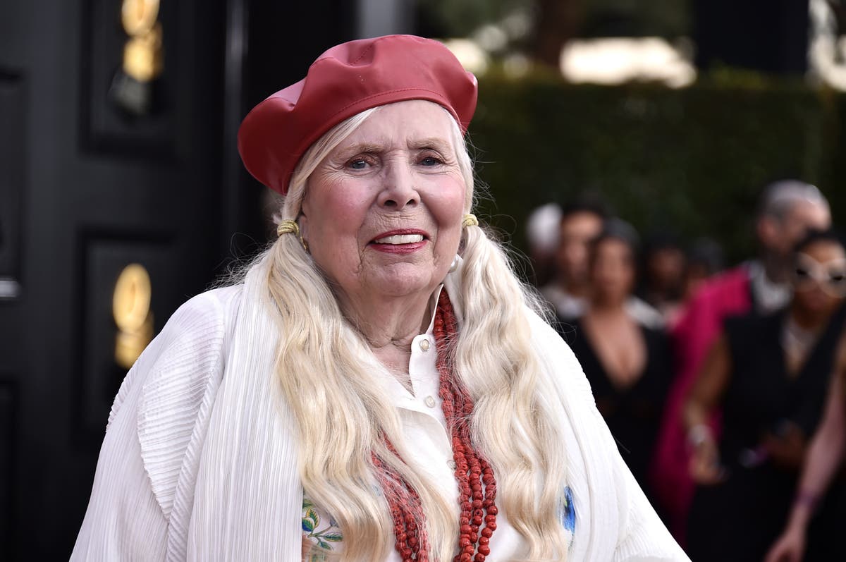 Joni Mitchell, 78, graces stage after nearly 2 decades away