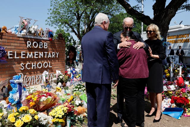 El presidente Joe Biden abraza a Mandy Gutiérrez, directora de la Escuela Primaria Robb, en el lugar de la masacre el 29 de mayo.