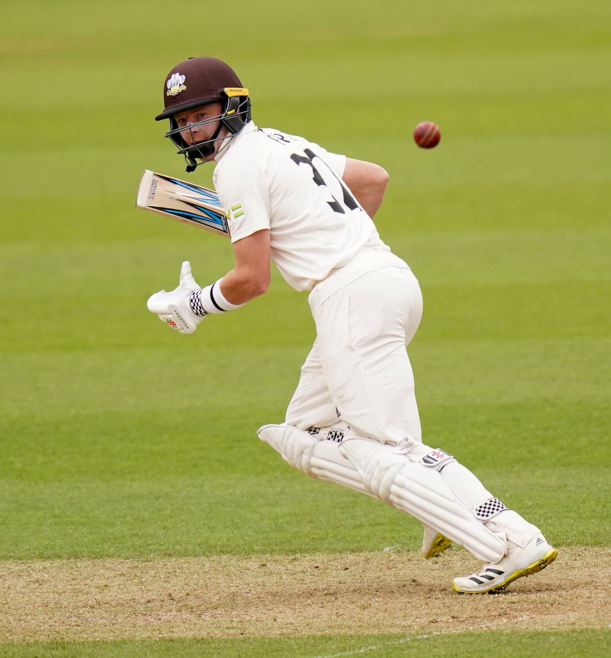 Ollie Pope&rsquo;s half-century helps leaders Surrey edge ahead of Warwickshire