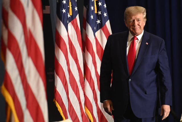 El expresidente de los Estados Unidos, Donald Trump, llega para hablar en la Cumbre de la Agenda del America First Policy Institute en Washington, DC, el 26 de julio de 2022.