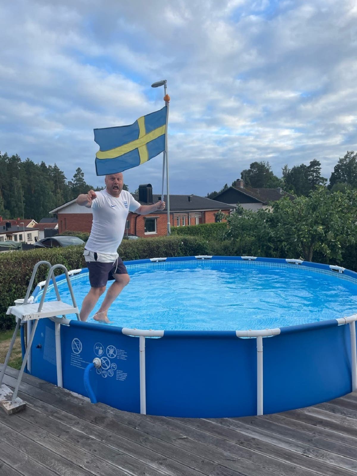 British man takes a dip to celebrate Lionesses&rsquo; win as Swedish family watch on