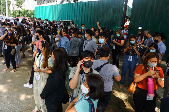 <p>People evacuate their building after an earthquake in Quezon City, Philippines </p>