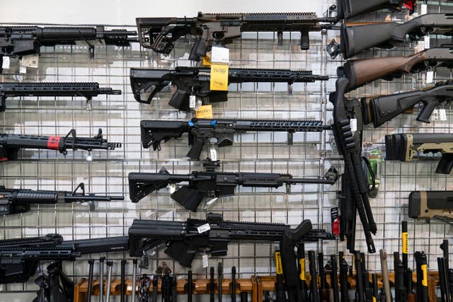 <p>Rifles tipo AR-15 expuestos en Burbank Ammo & Guns en Burbank, California</p>