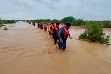 Pakistan uses boats, helicopters to evacuate flood victims