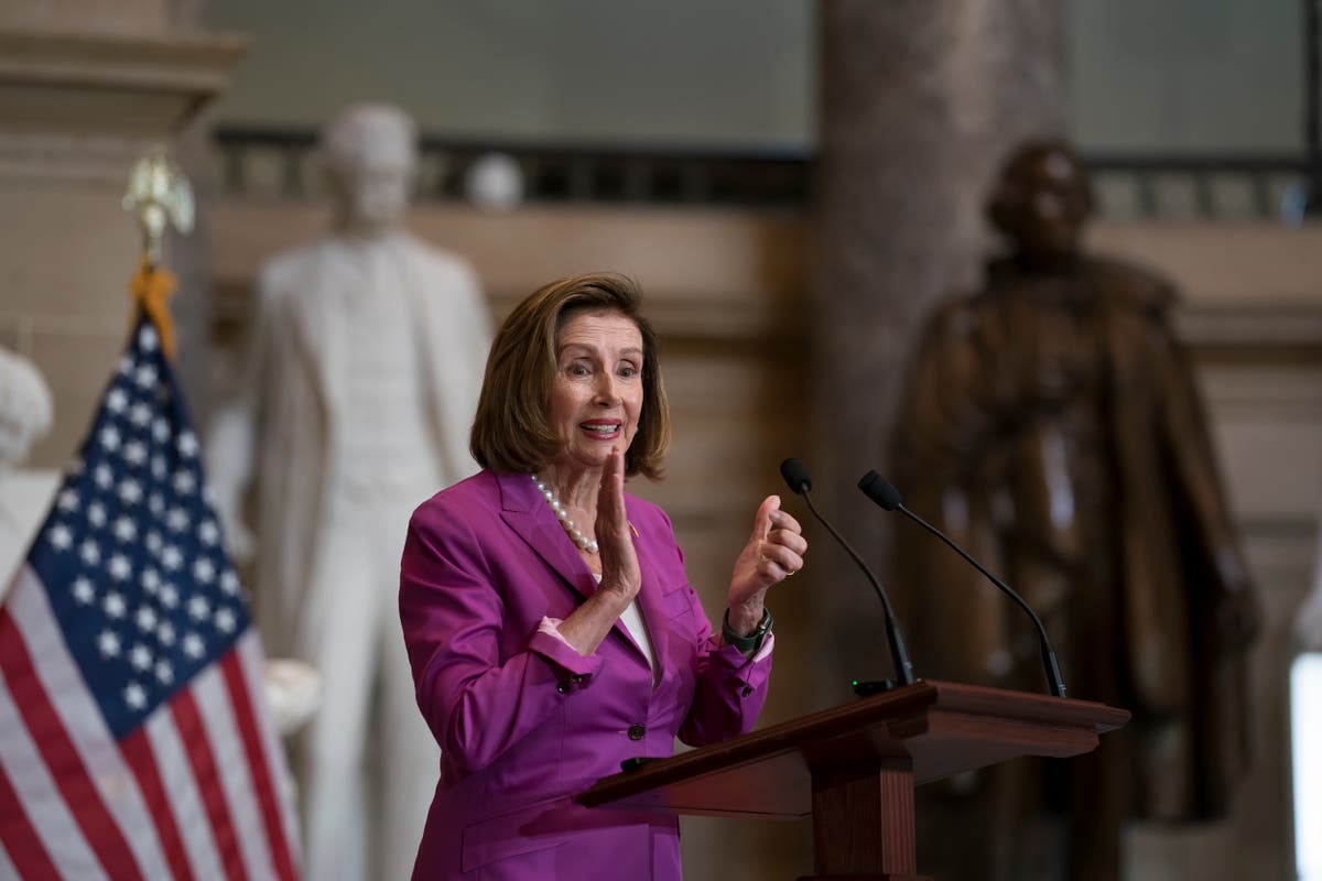 Aviator Amelia Earhart honored with statue at U.S. Capitol