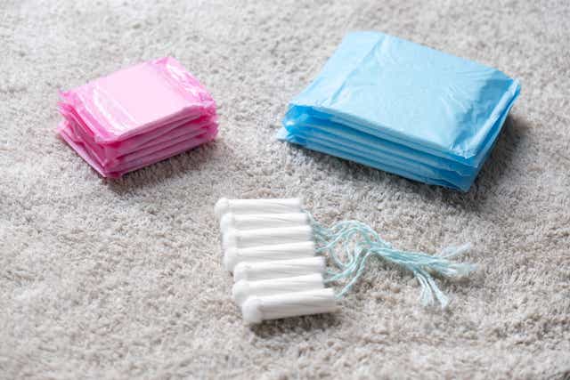 J2TYNR Menstrual tampons isolated on a bath towel (tommaso altamura /Alamy Stock Photo)