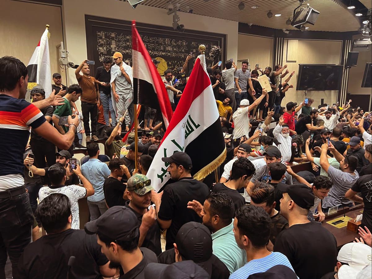 Iraq: Protesters storm parliament in support of anti-Iran cleric Muqtada al-Sadr