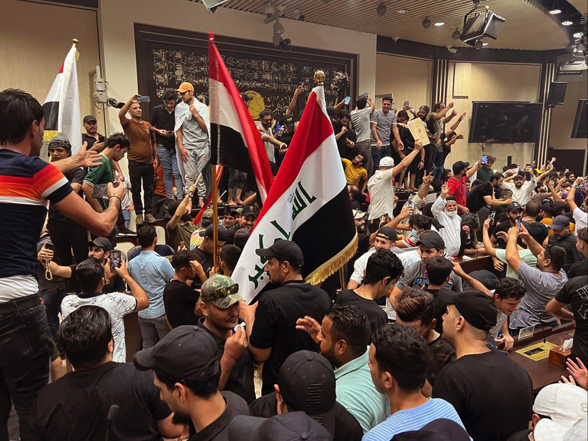 Iraq: Hundreds of Muqtada al-Sadr supporters storm parliament
