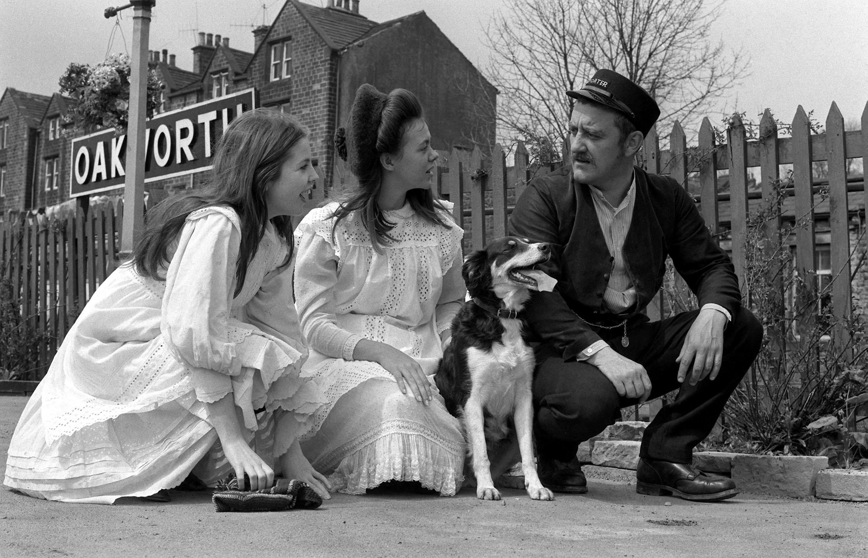 Cribbins with Sally Thomsett (left) and Jenny Agutter, filming ‘The Railway Children’ in 1970