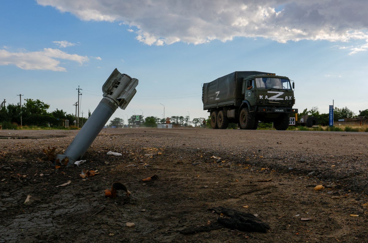 Rusya'nın elindeki Kherson, Ukrayna'nın karşı saldırısı 'hız kazanırken' 'neredeyse kesildi'