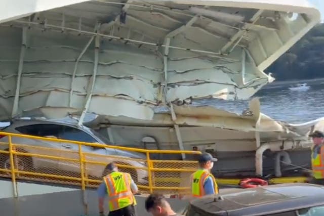 La cubierta delantera dañada de un ferry que se estrelló contra un muelle en Fauntleroy, West Seattle, en Washington.