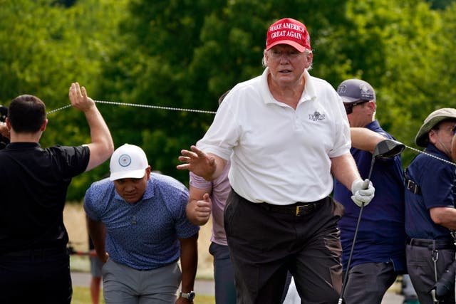 El expresidente Donald Trump juega en la ronda pro-am del torneo Bedminster Invitational LIV Golf en Bedminster, Nueva Jersey, el jueves 28 de julio de 2022.