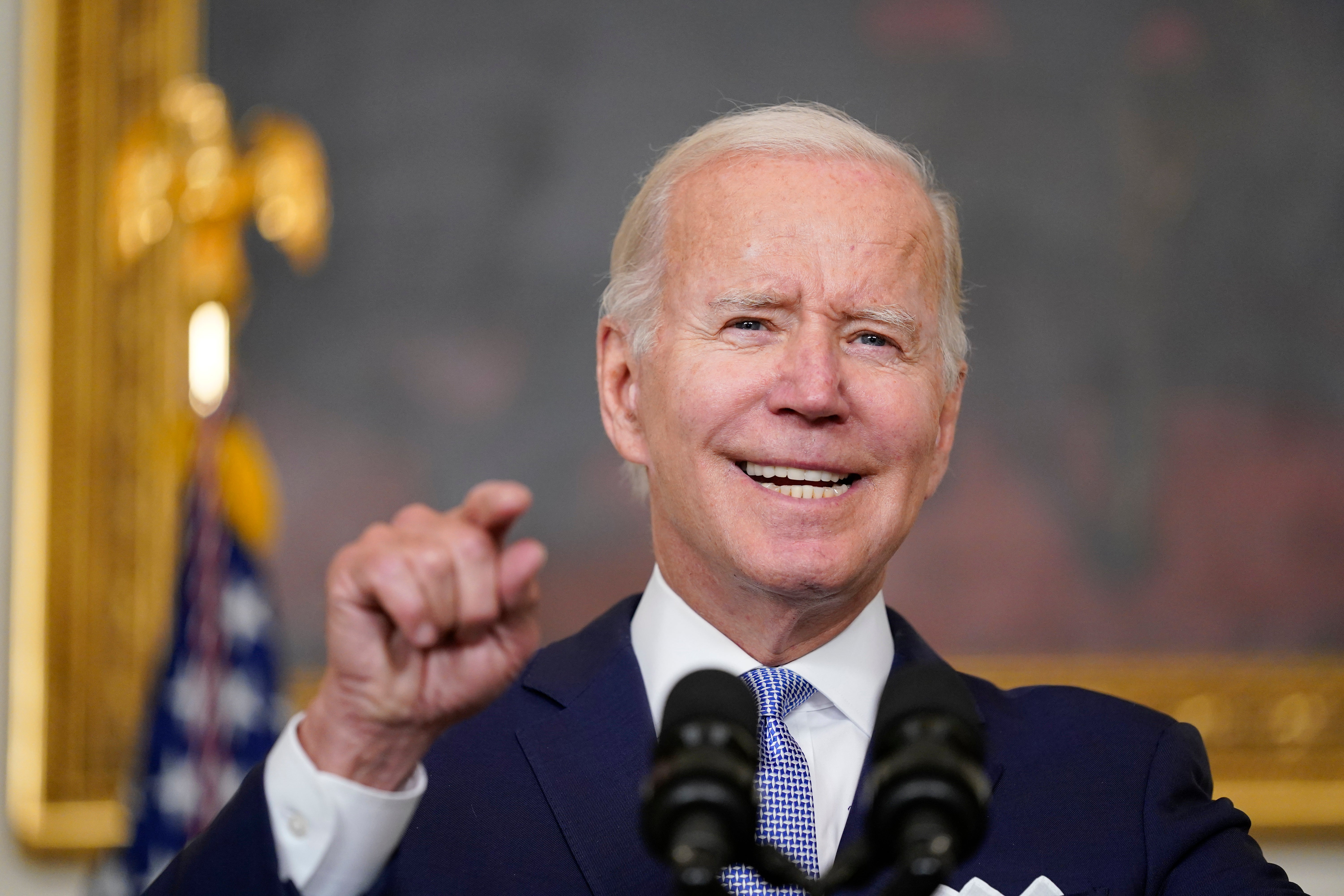 El presidente Joe Biden habla sobre la “Ley de Reducción de la Inflación de 2022” en el Comedor de Estado de la Casa Blanca en Washington, el jueves 28 de julio de 2022. (Foto AP/Susan Walsh)