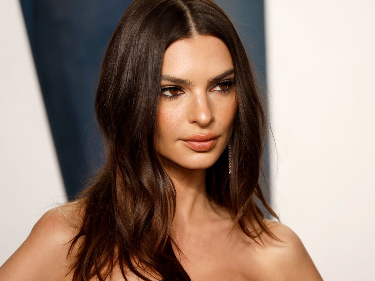 Fans react as Emily Ratajkowski ‘comes out as bisexual’: ‘A win for the ladies’