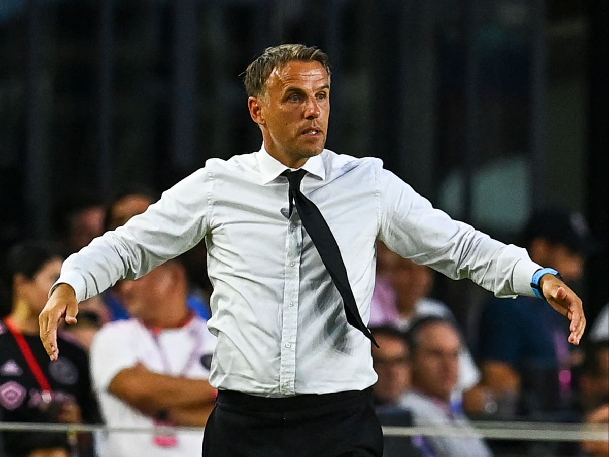 Фил льюис. Phil Neville. Фил Джексон 2022. Невилл 2022.