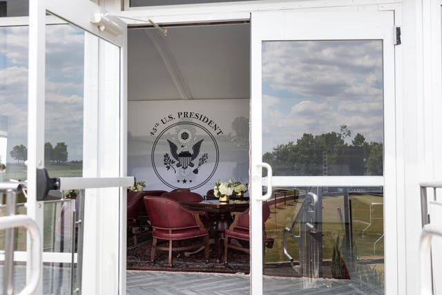 Una sala de observación en una carpa en el green 18 con el sello presidencial de EE. UU. en LIV Golf Bedminster