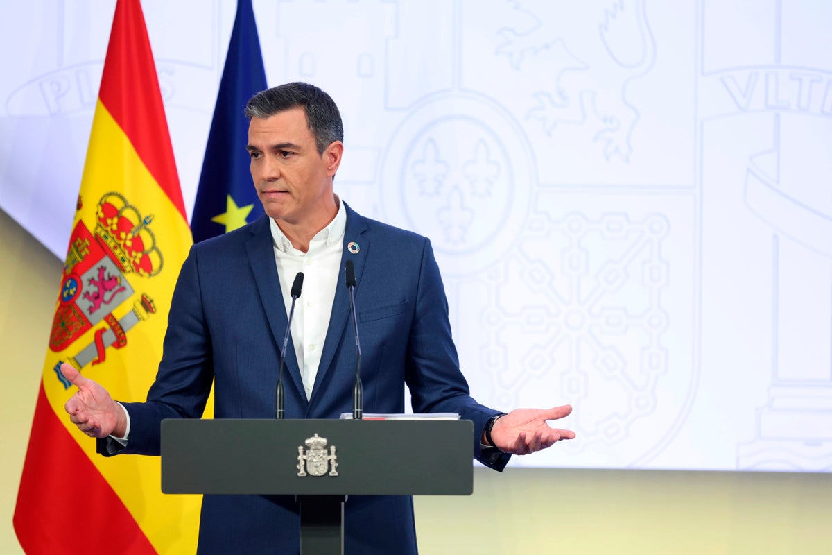 Ditch the necktie: Spain’s leader backs conserving energy