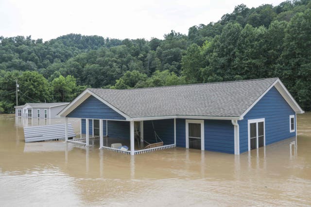 Una casa sumergida en Jackson, Kentucky el jueves. Inundaciones repentinas golpean la región de los Apalaches después de intensas tormentas