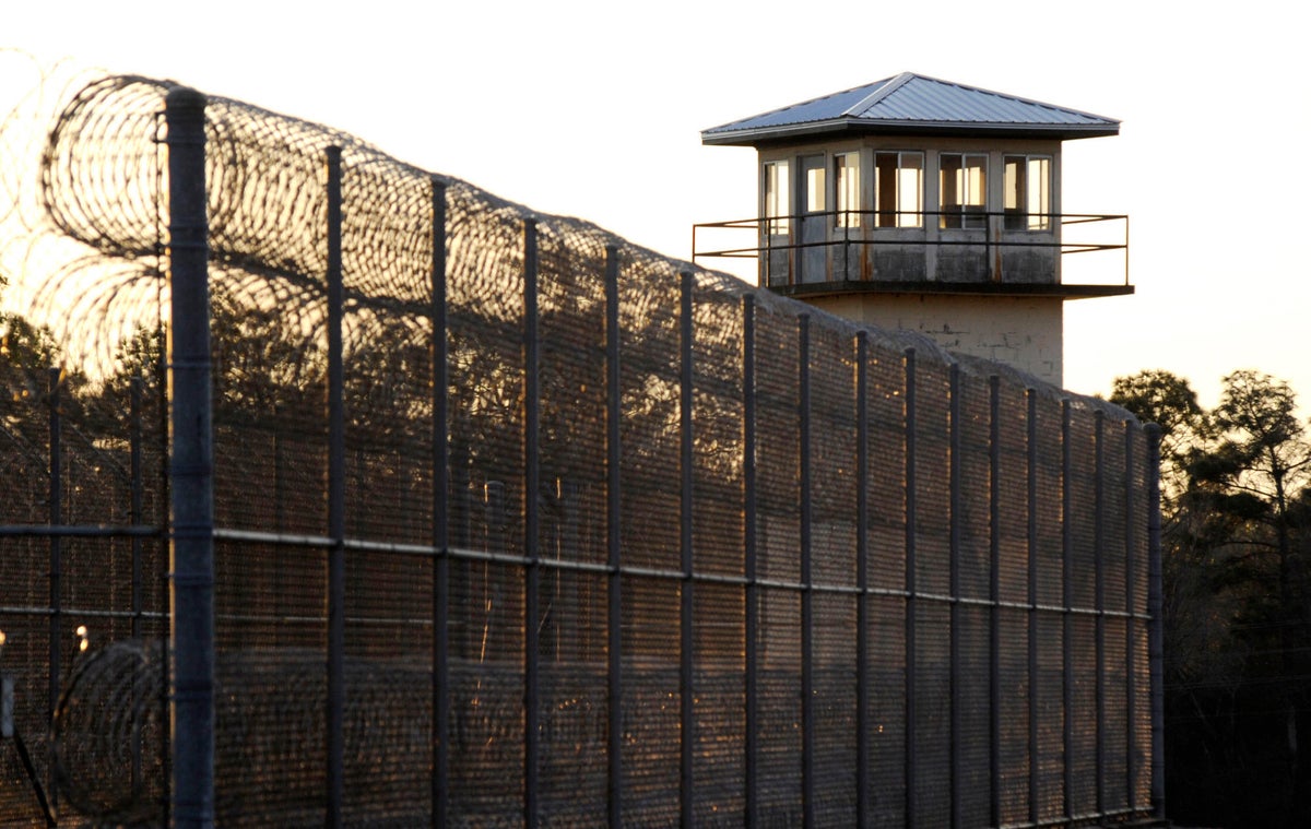 Inmate kills guard at Oklahoma private prison, officials say