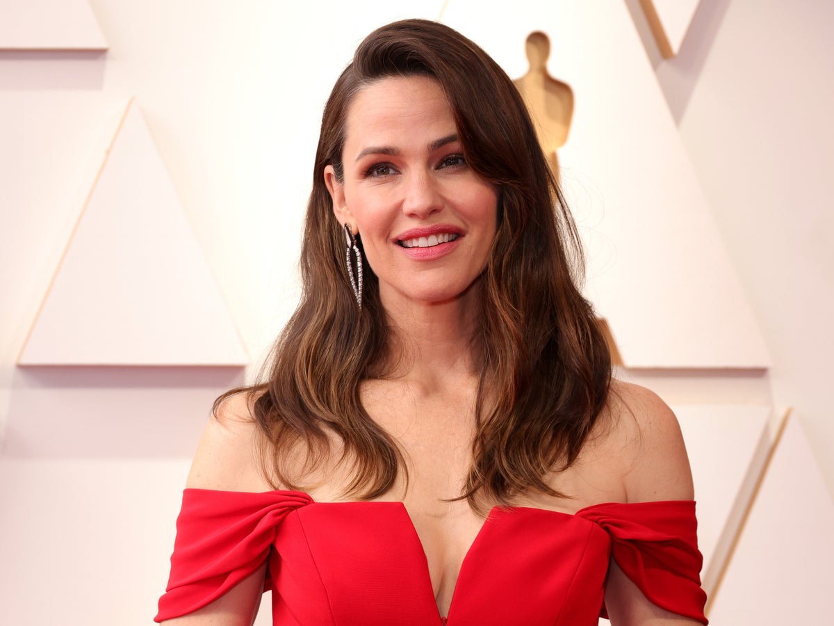 Jennifer Garner says her beauty advice is to ‘be cautious’ when it comes to ‘injecting anything in your face’