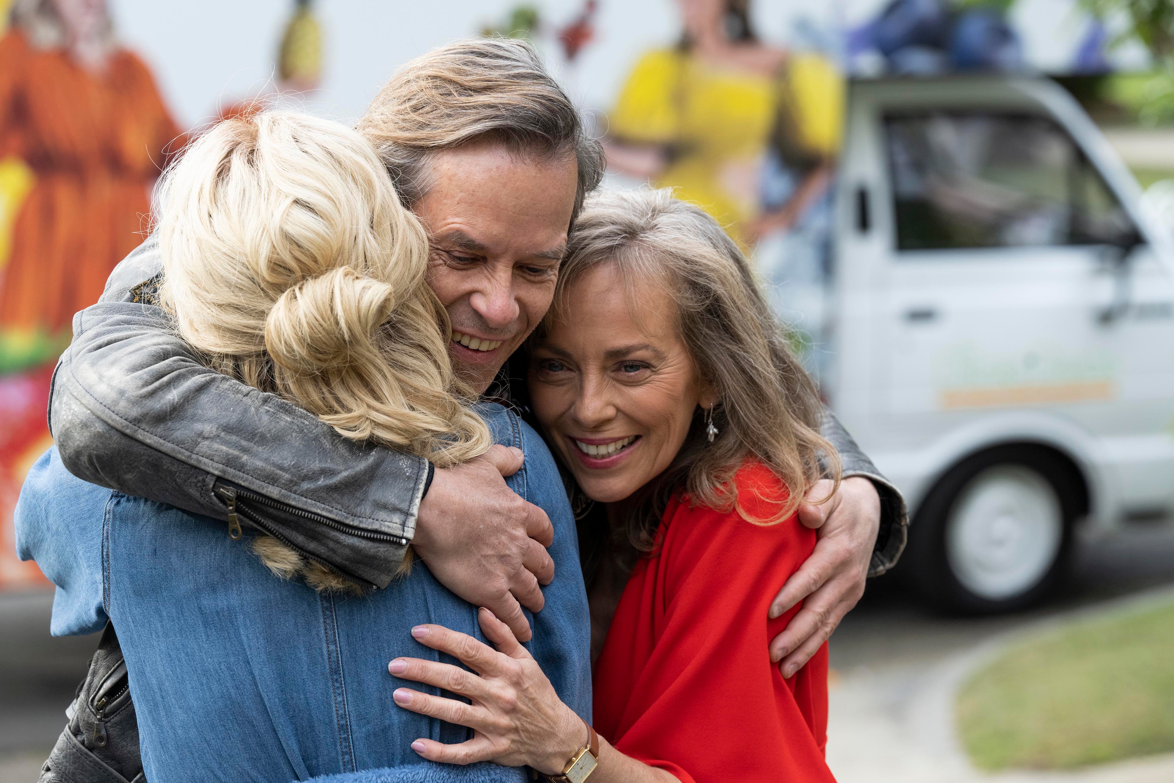Neighbours 8903 18 Mike Young reunites with old friends on Ramsay Street 17