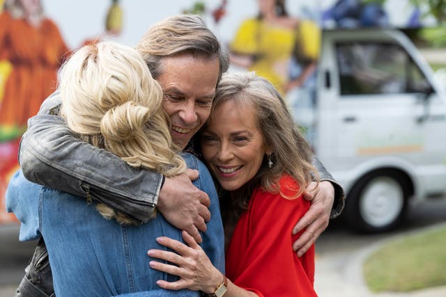 <p>Neighbours finale – Mike Young (Guy Pearce) reunites with old friends on Ramsay Street</p>