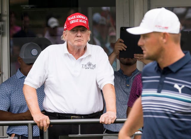 El expresidente de los Estados Unidos, Donald J. Trump, observa al golfista Bryson DeChambeau durante la primera ronda del LIV Golf Bedminster Invitational, parte de la nueva LIV Golf Invitational Series, en el Trump National Golf Club en Bedminster, Nueva Jersey, EE. UU., 29 de julio de 2022