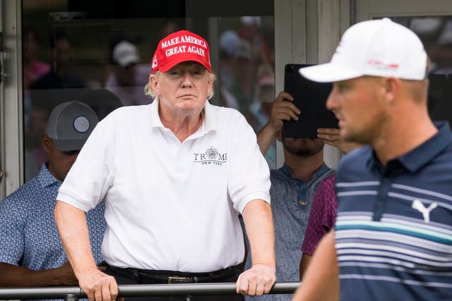 El expresidente de los Estados Unidos, Donald J. Trump, observa al golfista Bryson DeChambeau durante la primera ronda del LIV Golf Bedminster Invitational, parte de la nueva LIV Golf Invitational Series, en el Trump National Golf Club en Bedminster, Nueva Jersey, EE. UU., 29 de julio de 2022