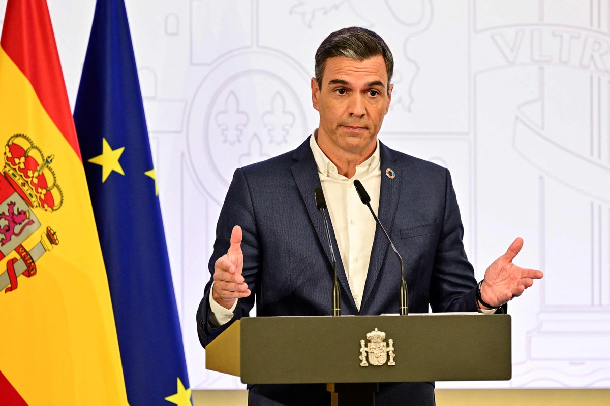 Stop wearing ties to save energy, Spain’s PM tells workers