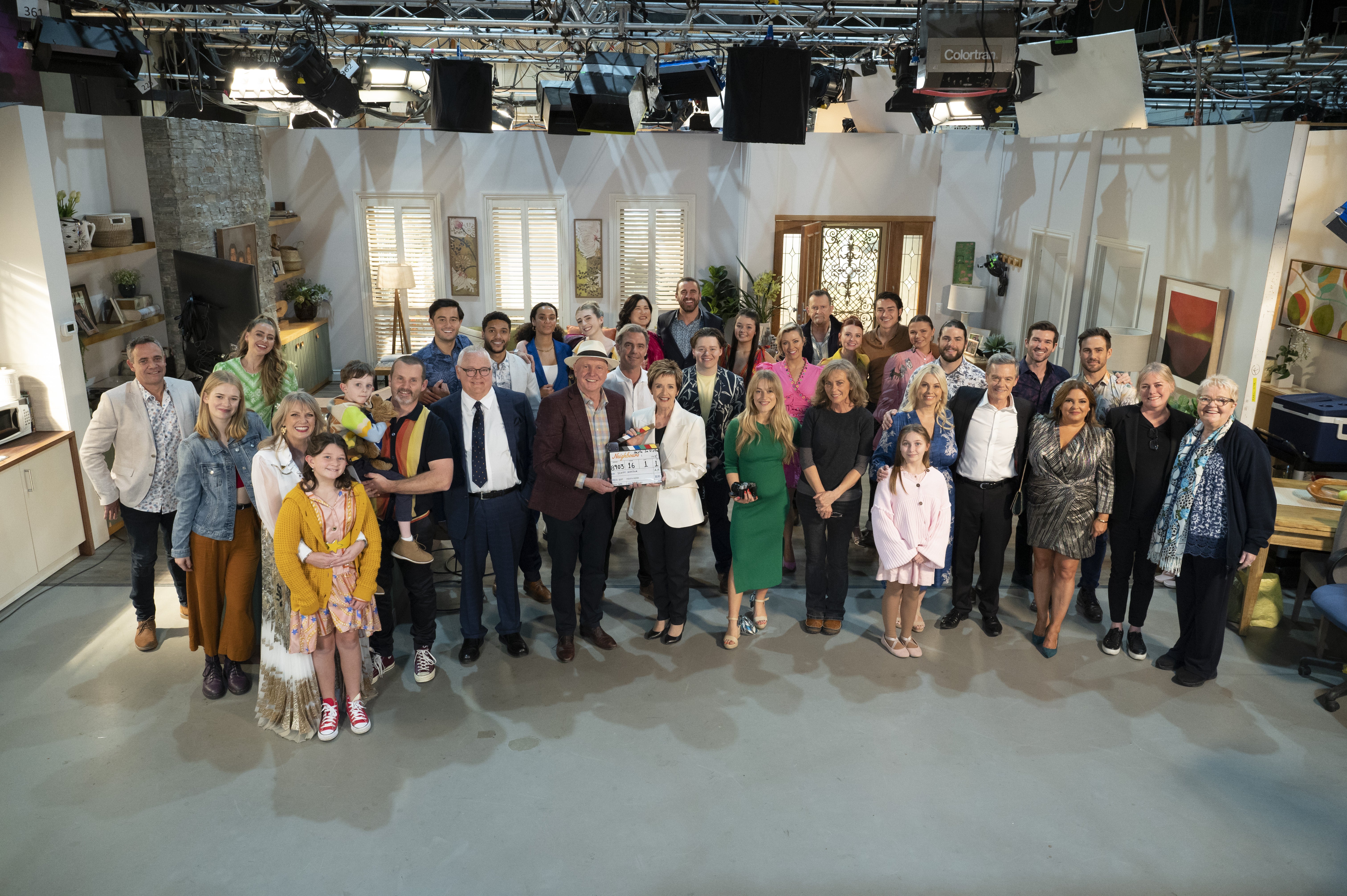 O elenco de 'Neighbours' quando o show terminou pela primeira vez em 2022