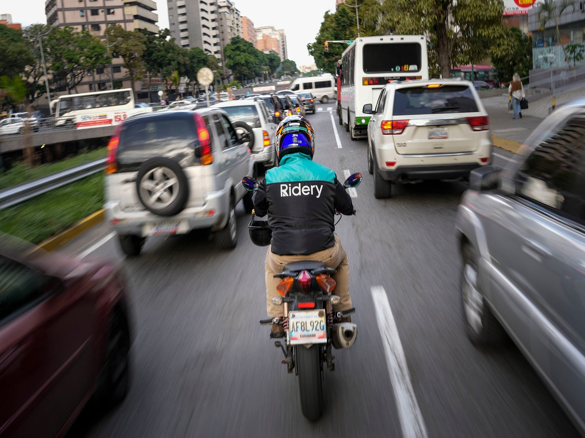 Ride-sharing apps rise in Venezuela as public transit decays | The  Independent