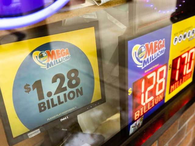 Una cartelera digital que anuncia el premio mayor de Mega Millions de 1.280 millones de dólares se muestra en la ciudad de Nueva York, EE. UU., 29 de julio de 2022