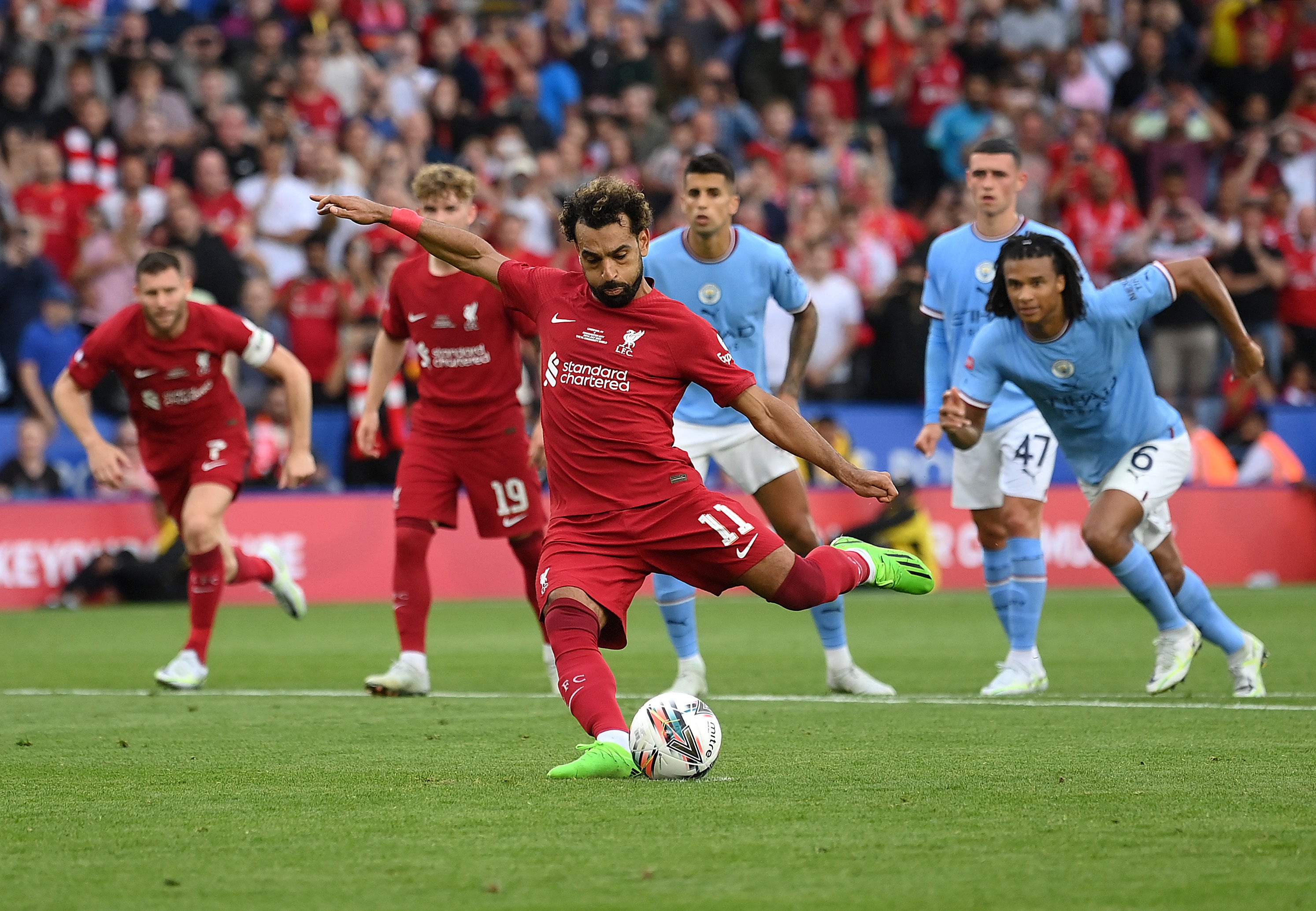 Mo Salah scores the penalty to make it 2-1