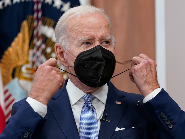 El presidente Joe Biden se quita la máscara facial cuando llega para hablar sobre la economía durante una reunión con los directores ejecutivos en el South Court Auditorium en el complejo de la Casa Blanca en Washington, el jueves 28 de julio de 2022.