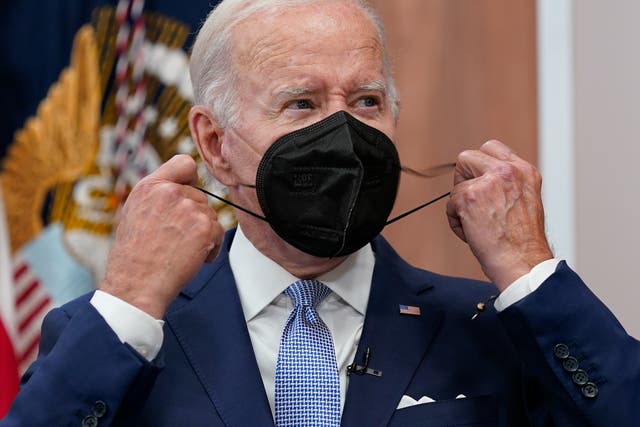 El presidente Joe Biden se quita la máscara facial cuando llega para hablar sobre la economía durante una reunión con los directores ejecutivos en el South Court Auditorium en el complejo de la Casa Blanca en Washington, el jueves 28 de julio de 2022.