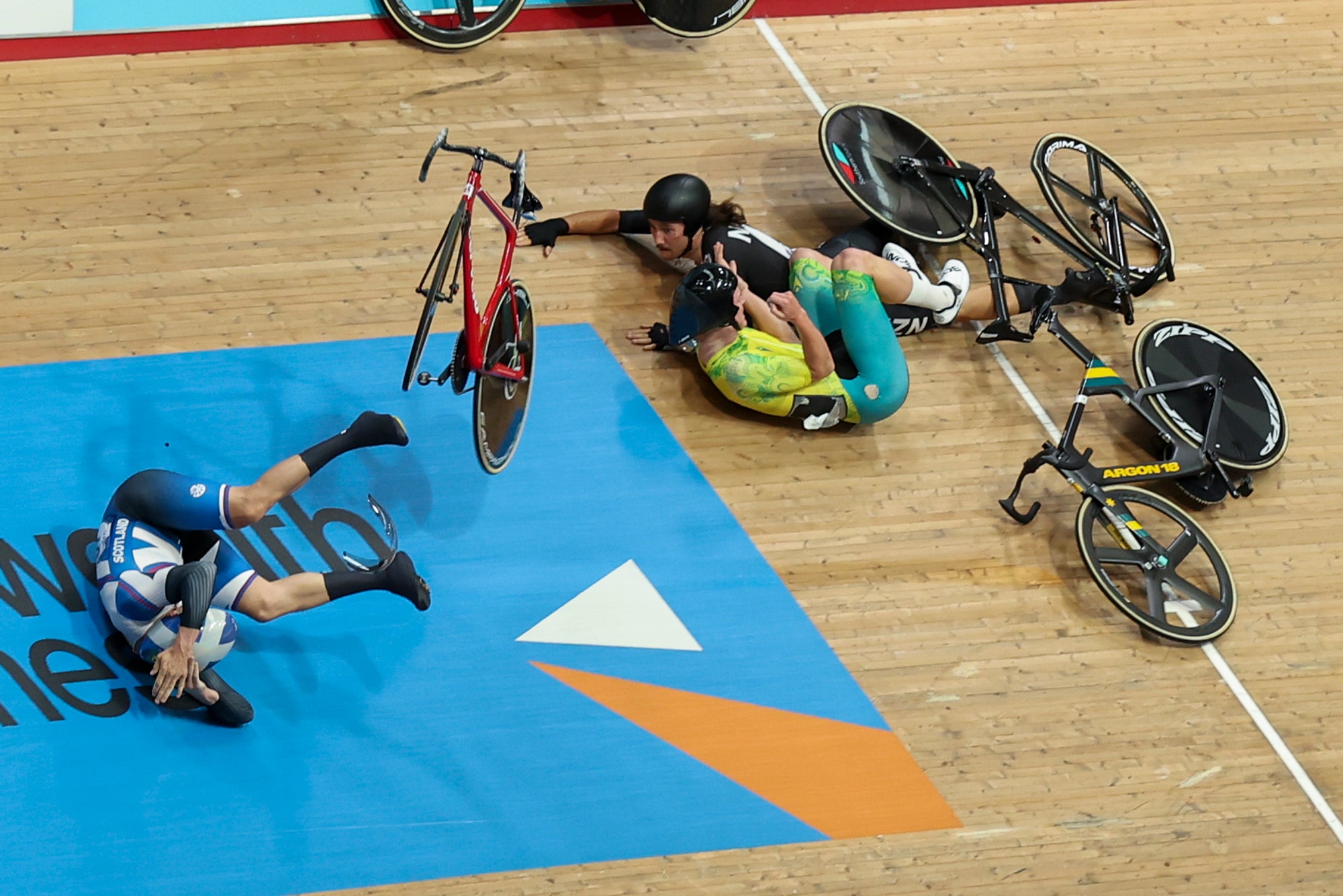 Riders crash on the final lap in the men's 15km scratch race qualifying