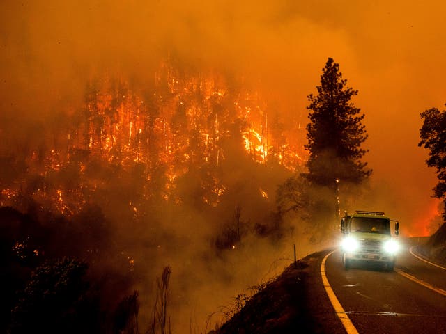 Un camión de bomberos conduce por la autopista 96 de California mientras el incendio McKinney arde en el Bosque Nacional Klamath, California, el sábado 30 de julio de 2022
