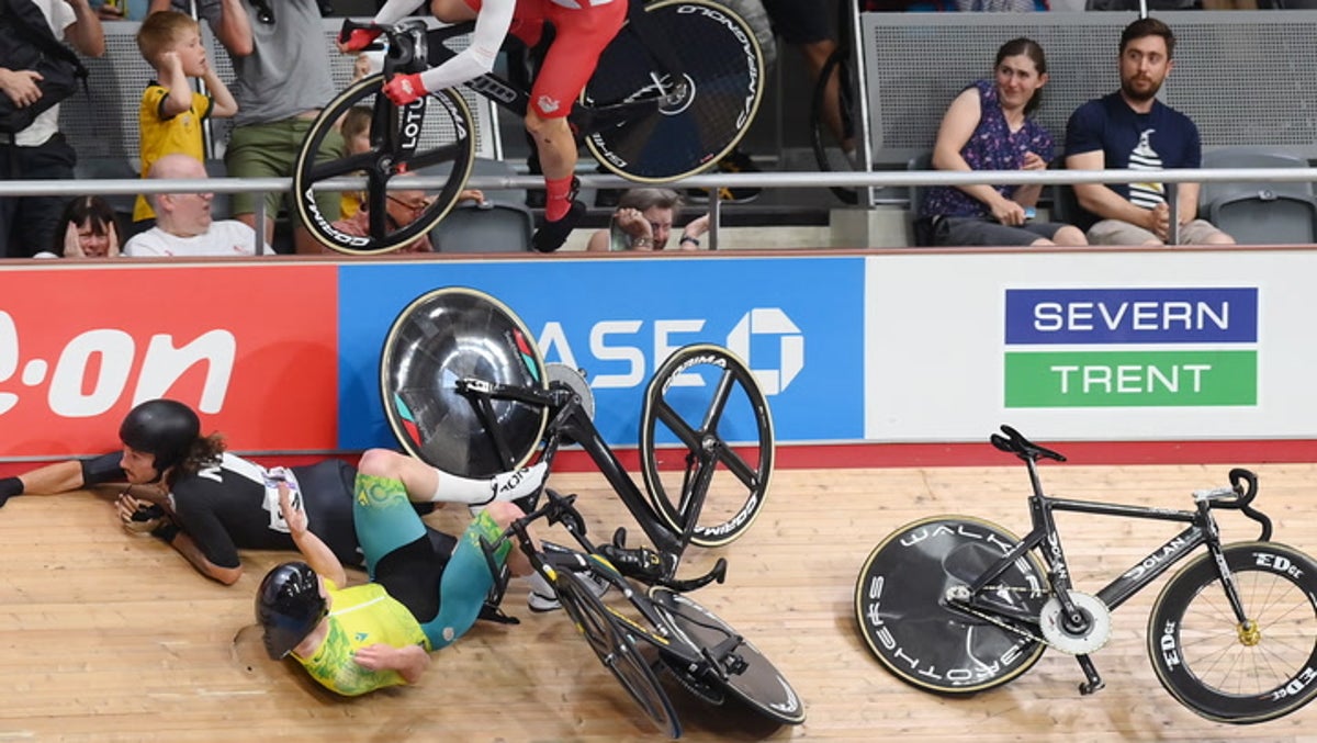 England’s Matt Walls crashes off bike on Commonwealth Games track