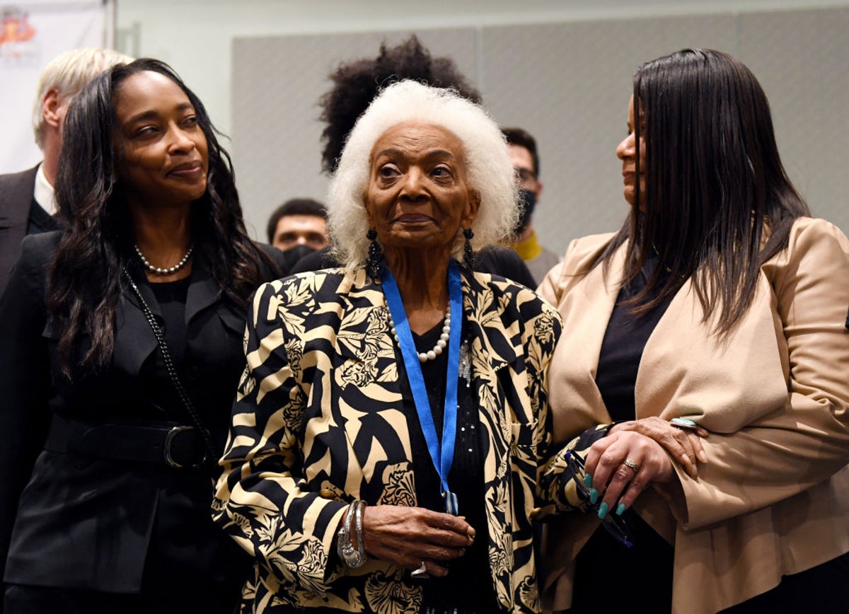 Nichelle Nichols: Pioneering ‘Star Trek’ actress dies at 89