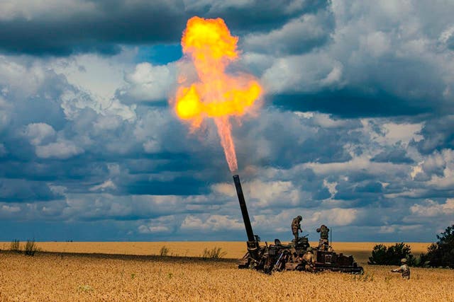 <p>Russian soldiers fire a heavy mortar in Ukraine</p>