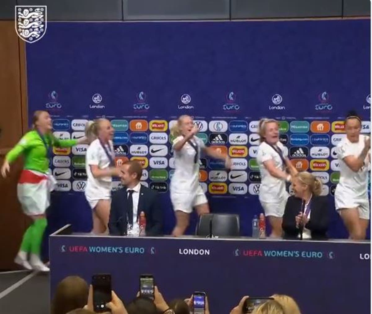 England players gatecrash Sarina Wiegman&rsquo;s press conference after Euro 2022 triumph