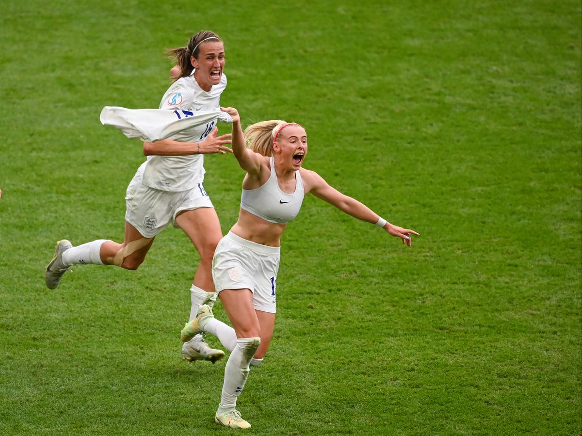 Chloe Kelly và đội tuyển Anh vượt qua những huyền thoại bóng đá (Phần 1)