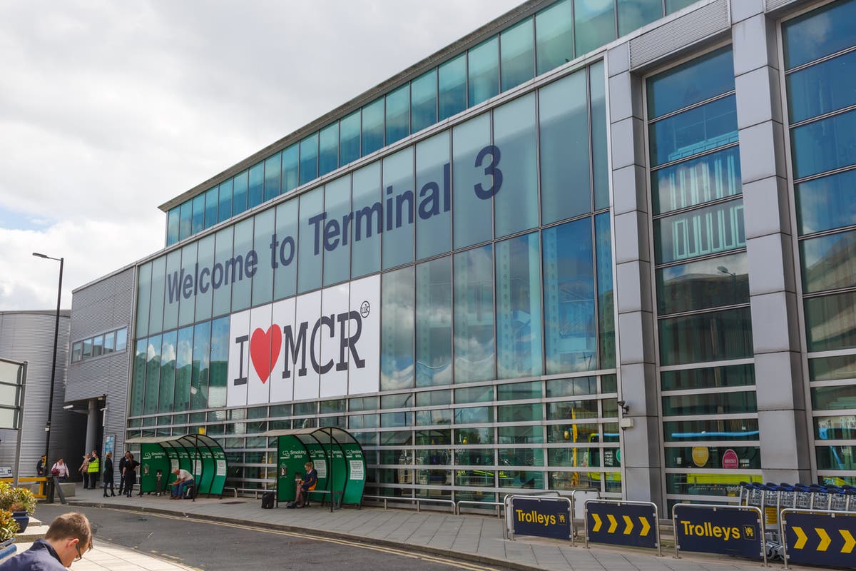 Passengers filmed crawling along conveyor belt to retrieve luggage at Manchester Airport