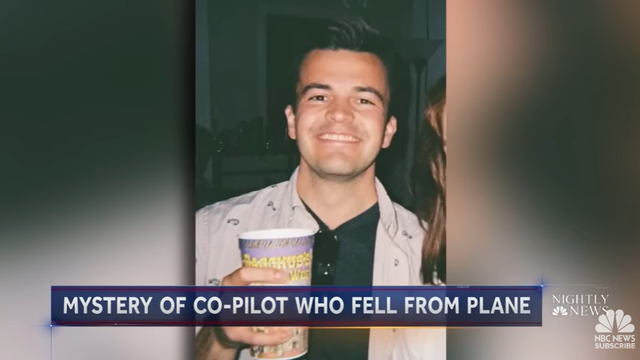 Charles Hew Crooks, de 23 años, murió después de saltar o caer accidentalmente de un avión que hacía un aterrizaje de emergencia en Carolina del Norte la semana pasada.