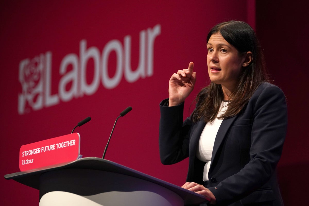 Lisa Nandy auf einem Streikposten trotz des Verbots der Labour Party, an Streiks teilzunehmen