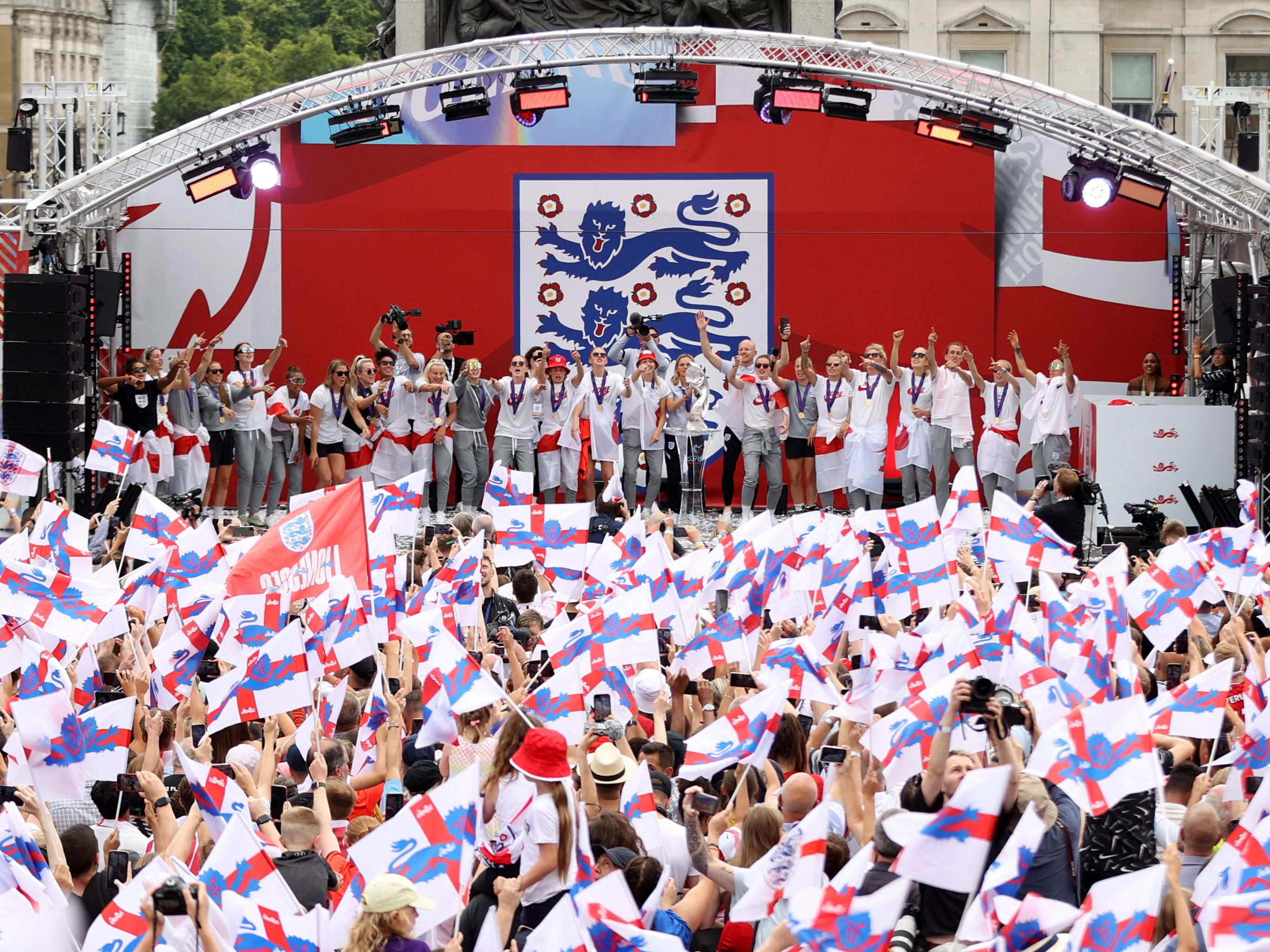 Fans gather to cheer their heroes at Trafalgar Square