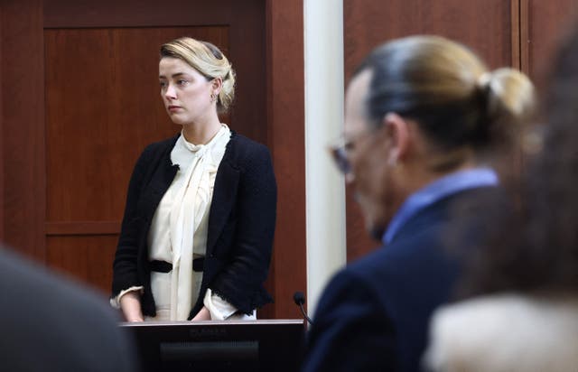 La actriz estadounidense Amber Heard (izquierda) testifica mientras el actor estadounidense Johnny Depp observa durante un juicio por difamación en el juzgado de circuito del condado de Fairfax en Fairfax, Virginia, el 5 de mayo de 2022.
