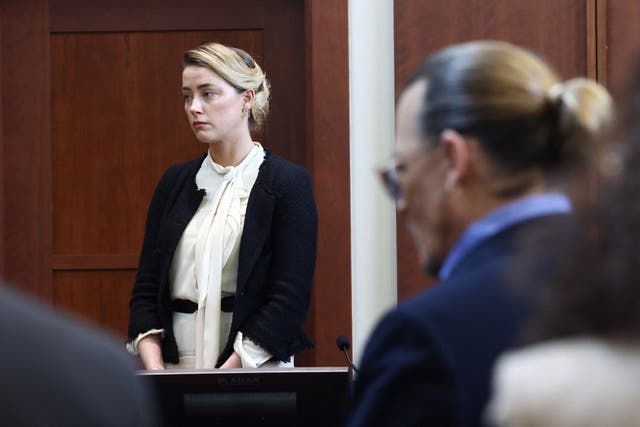 La actriz estadounidense Amber Heard (izquierda) testifica mientras el actor estadounidense Johnny Depp observa durante un juicio por difamación en el juzgado de circuito del condado de Fairfax en Fairfax, Virginia, el 5 de mayo de 2022.