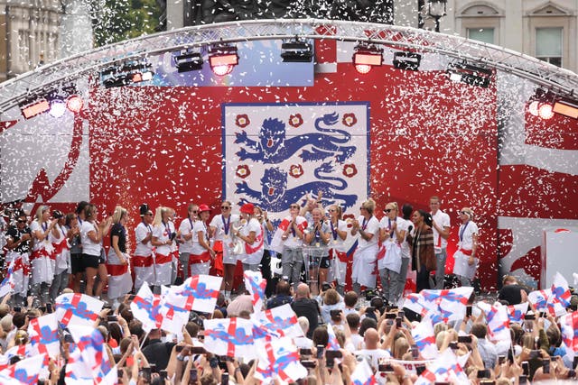 <p>England players celebrate after winning Euros </p>