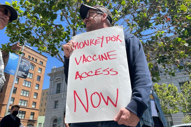 <p>Hombre sostiene una pancarta para solicitar el acceso a la vacuna contra la viruela del mono </p>